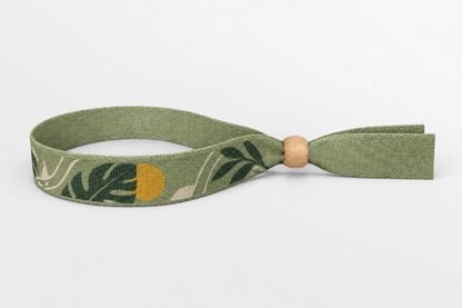 Grünes Bambus-Stoffarmband mit Blattdruck und Holzverschluss