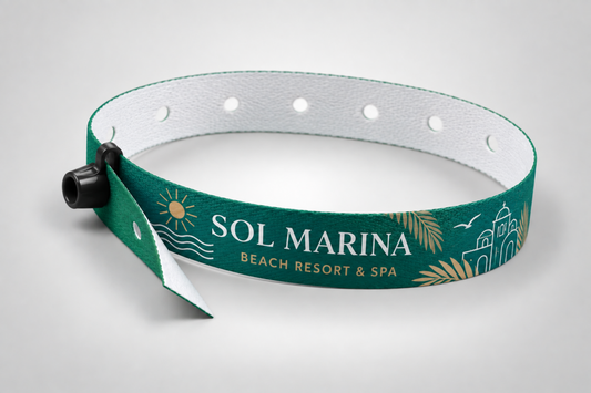 Grünes Stoffarmband mit Druckknopfverschluss und bedrucktem Resortlogo