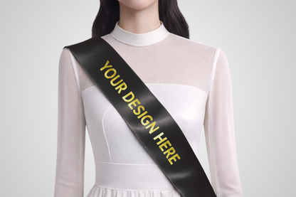 Schwarze, umweltfreundliche Satinschärpe mit individuellem Design von JM Band®.