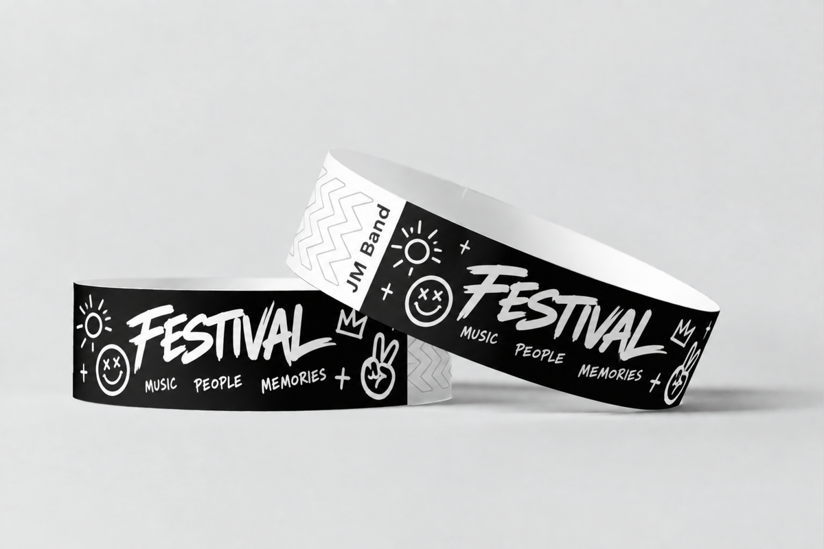 Zwei schwarze Papierarmbänder mit weißem Festivaldruck