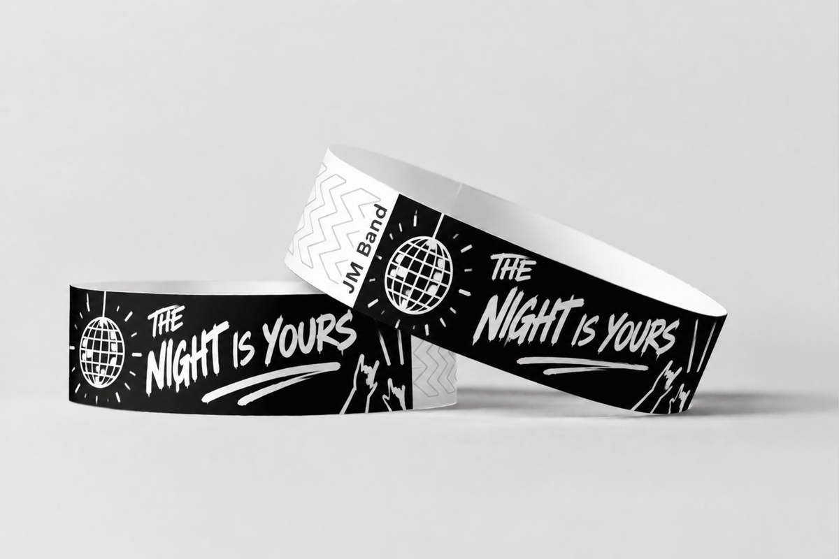 Zwei schwarze Papierarmbänder mit weißem Partynacht-Druck