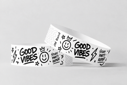 Zwei weiße Papierarmbänder mit schwarz bedrucktem Doodle-Motiv