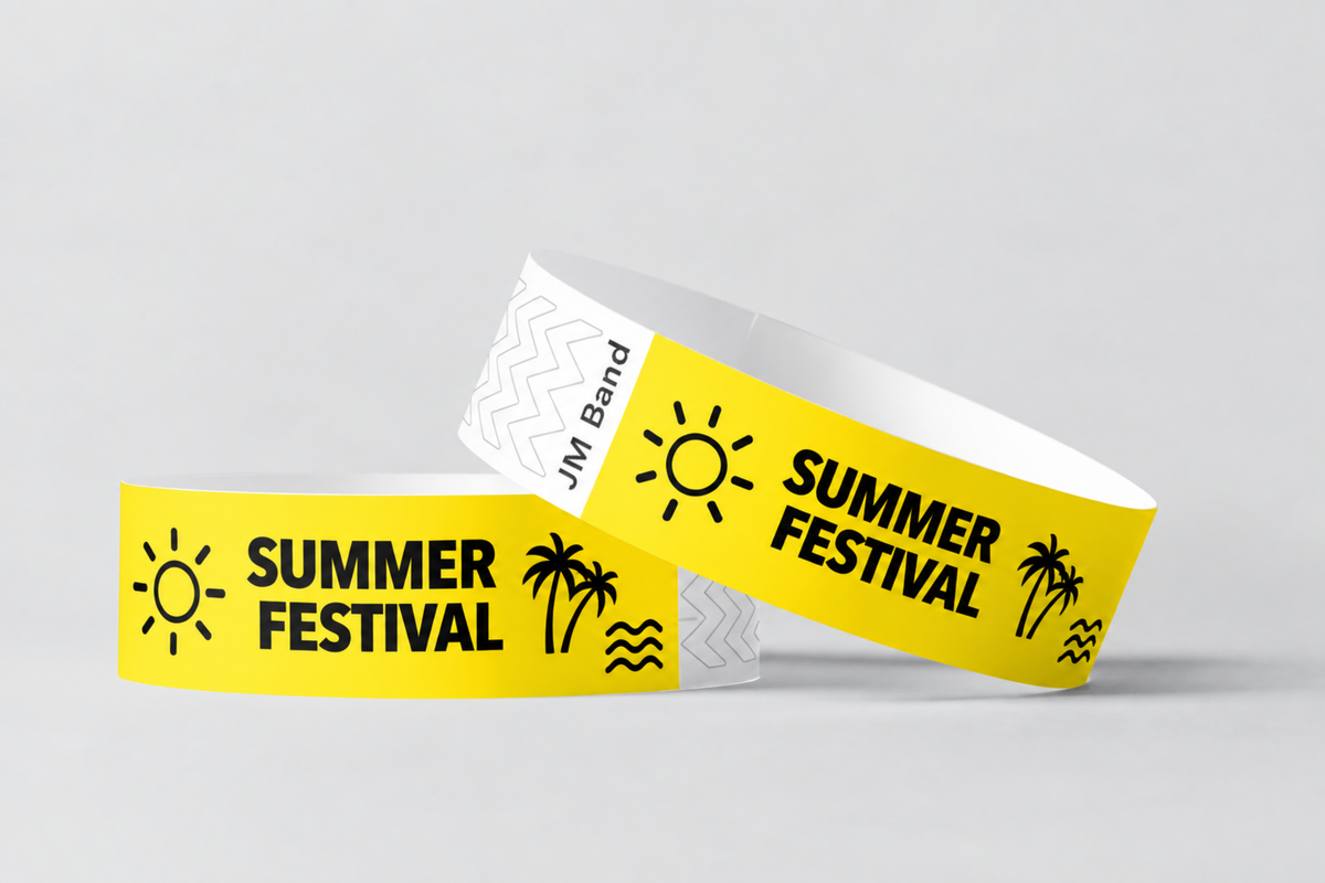 Zwei gelbe Papierarmbänder mit Sommerfestival-Druck