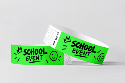 Zwei neongrüne Papierarmbänder mit Druck für eine Schulveranstaltung