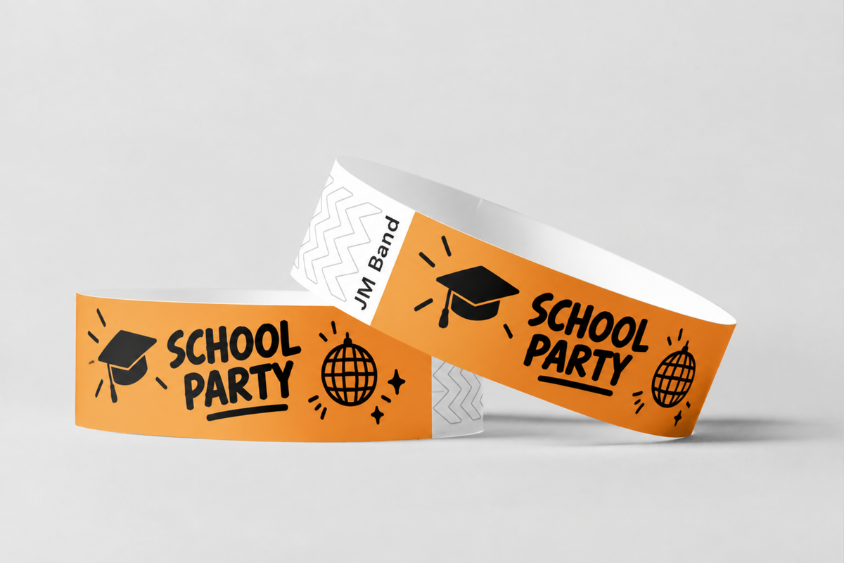 Zwei orange Papierarmbänder mit Schulparty-Druck