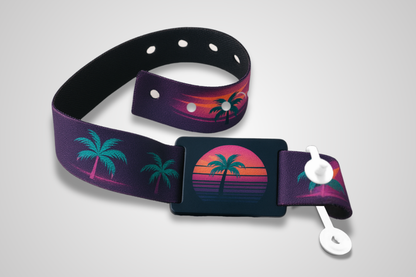 Ein Foto eines farbenfrohen Stoffarmbands mit Knopfverschluss und RFID-Chip