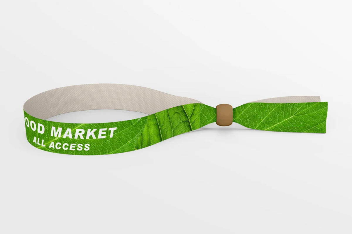 Grünes rPET-Stoffarmband mit Blattdruck und Holzverschluss